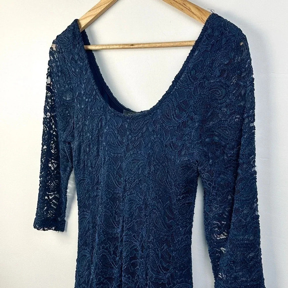 Blue fitted lace stretch  dress - 3/4 sleeves - scoop neck - knee length - M - Picture 3 of 7